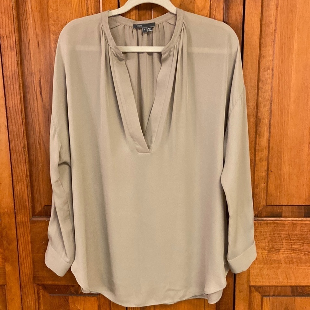 Vince Silk Band Collar V-Neck Beige Blouse Silk Career Dressy Round Hem RoomyFit